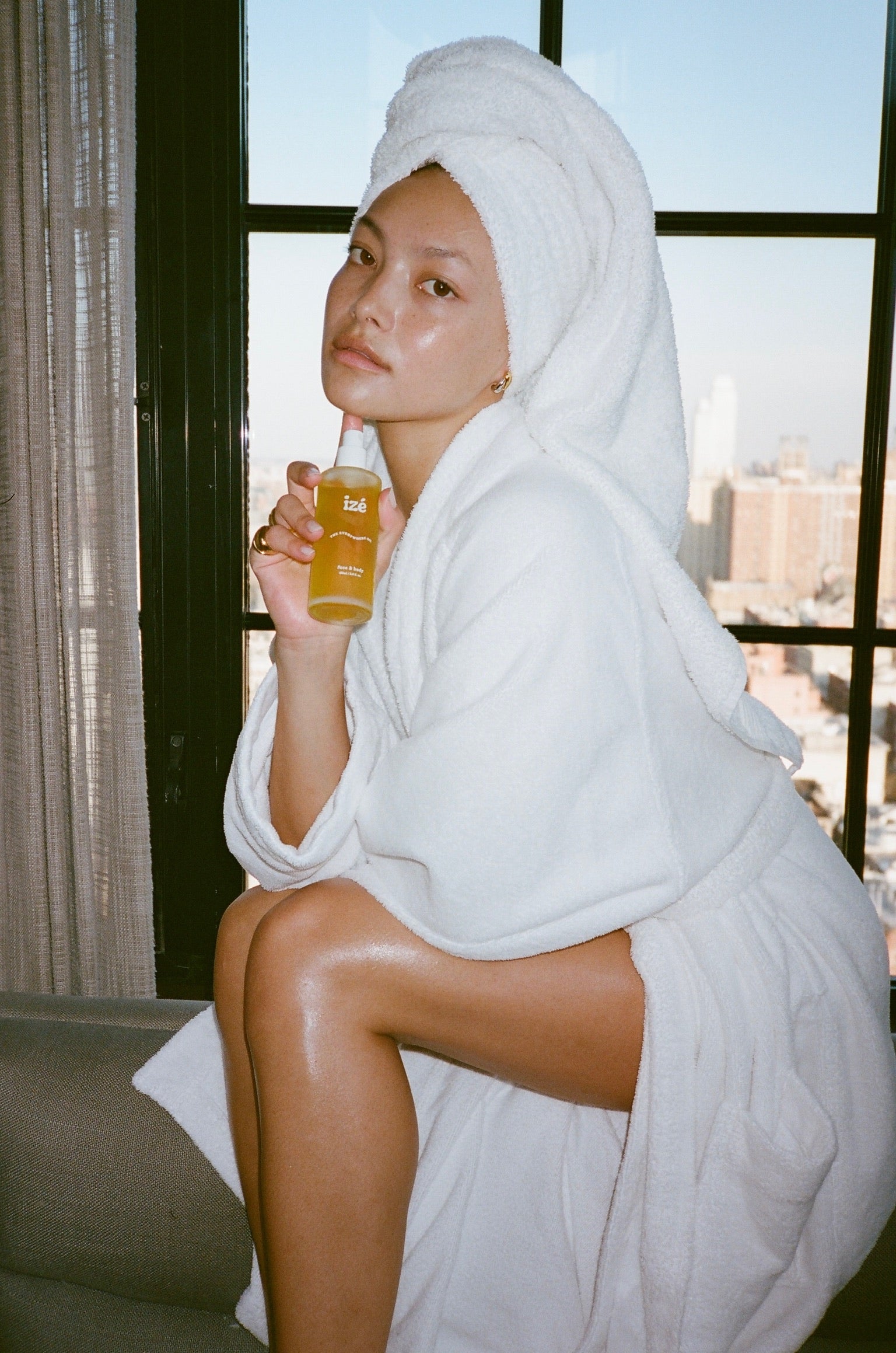 Pregnancy-Safe Skincare: What to Use, What to Skip | izé